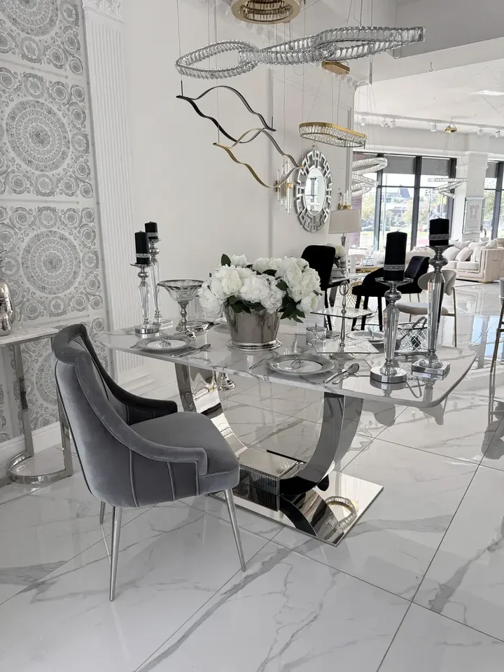 Krzesło DIANA Glamour na tle innych produktów. Ekspozycja w salonie od Primavera Home.