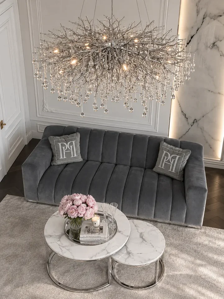 Lampa w modnej aranżacji salonu, doskonale współgrająca z eleganckimi meblami na zamówienie. Oświetlenie na zamówienie od Primavera Home.