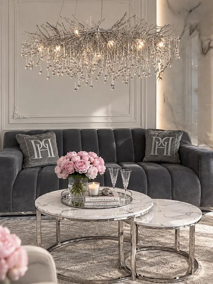 Lampa w jasnym wnętrzu, doskonale rozjaśniająca przestrzeń i dodająca elegancji. Oświetlenie na zamówienie od Primavera Home.