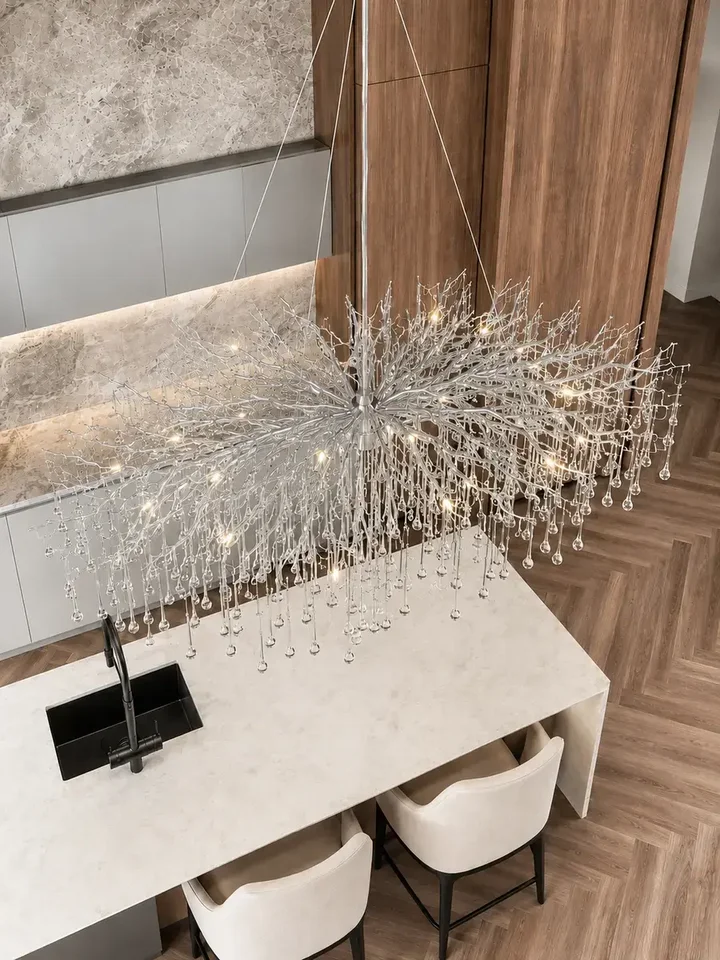 Detale szklanych kryształów lampy, które podkreślają jej wyjątkowość. Oświetlenie na zamówienie od Primavera Home.
