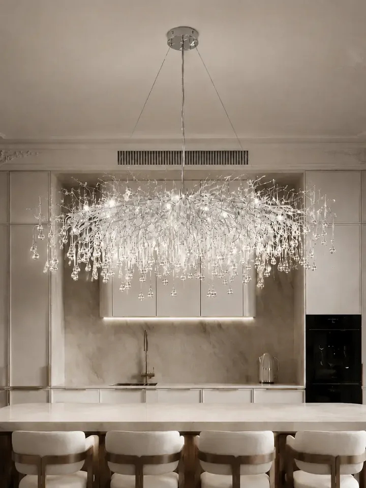 Widok z dolnego kąta, który akcentuje wysokość i elegancję lampy. Oświetlenie na zamówienie od Primavera Home.