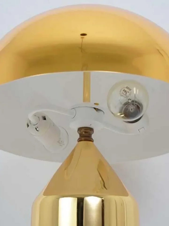 Zbliżenie na eleganckie detale lampy stołowej AURORA, które przyciągają wzrok. Aranżacja nowoczesnego wnętrza od Primavera Home.