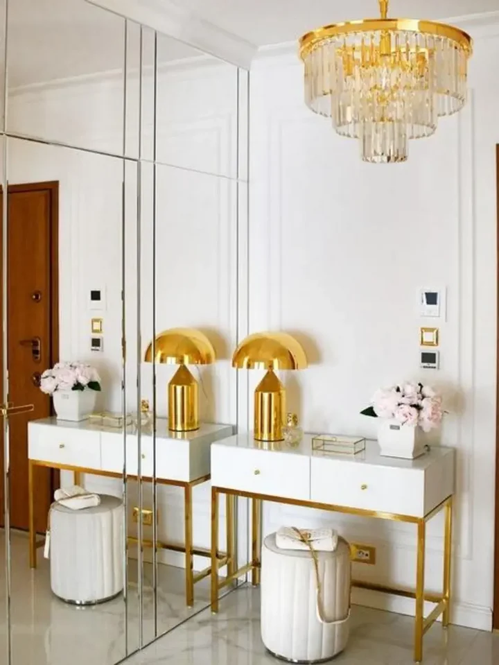 Zbliżenie na złote wykończenie lampy stołowej AURORA, podkreślające jej unikalny design. Oświetlenie na zamówienie od Primavera Home.