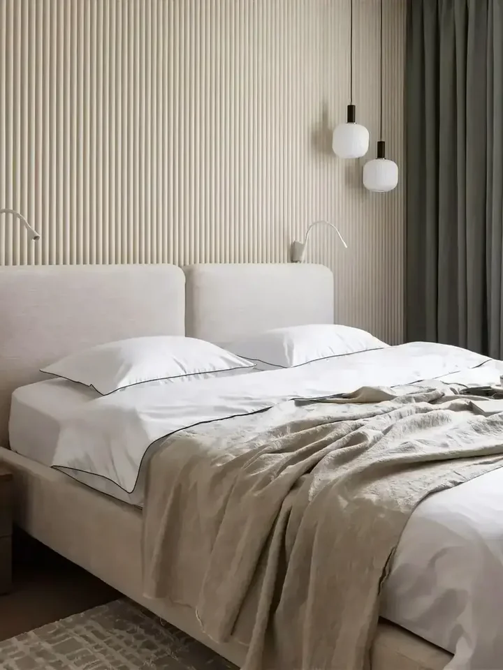 Zdjęcie łóżka SIENA– Tapicerowane z Designerskim Wezgłowiem w jasnym wnętrzu, tworzącym przytulną atmosferę. Detal od Primavera Home.