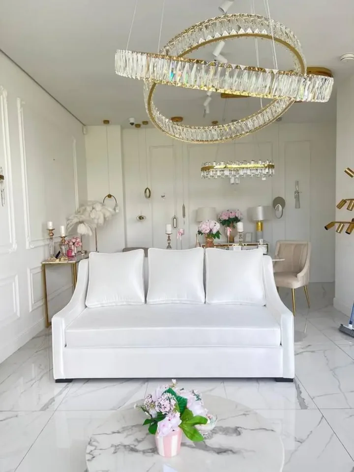 Widok od góry na sofę 3-osobową z Funkcją Spania MANHATTAN. Ekspozycja w salonie od Primavera Home.