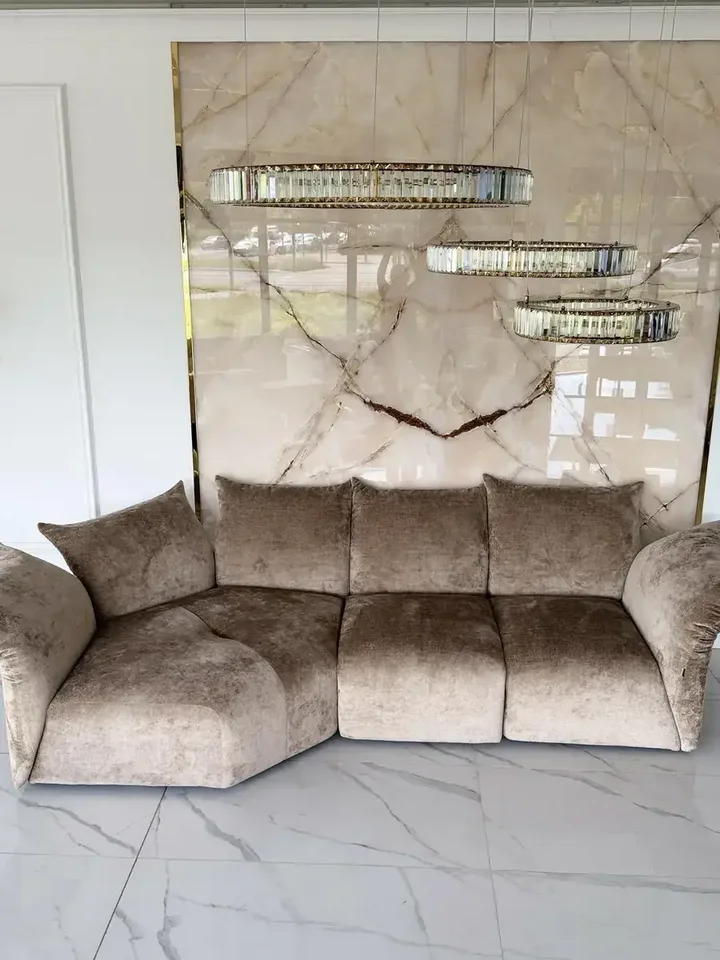 Widok salonowy na Designerską Sofę Modułową Lilia Nowoczesna. Detal wykończenia od Primavera Home.