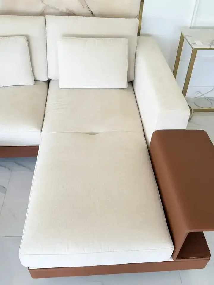Jeszcze raz detal wykończenia sofy narożnej z półką, ukazujący jakość materiałów od Primavera Home.