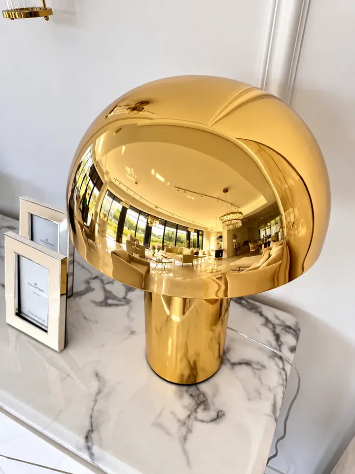 Perspektywa lampy stołowej AURORA w industrialnym otoczeniu, podkreślająca jej elegancki design. Projekt od Primavera Home.
