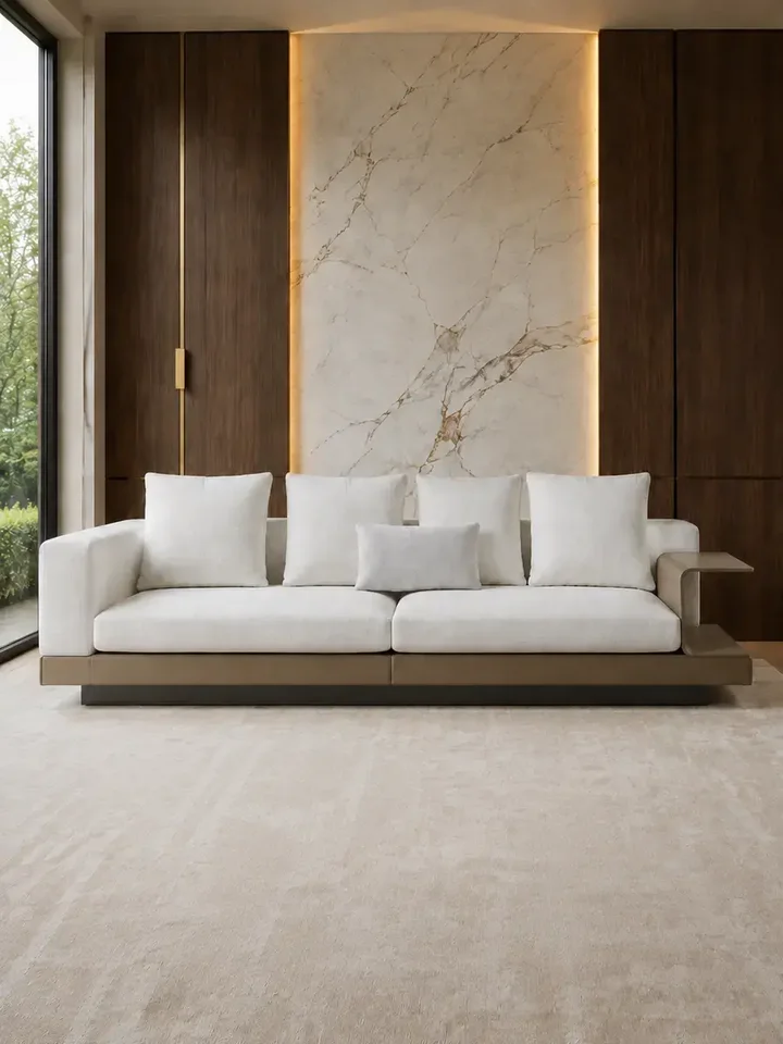 Nowoczesna sofa do salonu luksusowa 3 osobowa NAPOLEONE w ujęciu z przodu. Oświetlenie na zamówienie od Primavera Home.