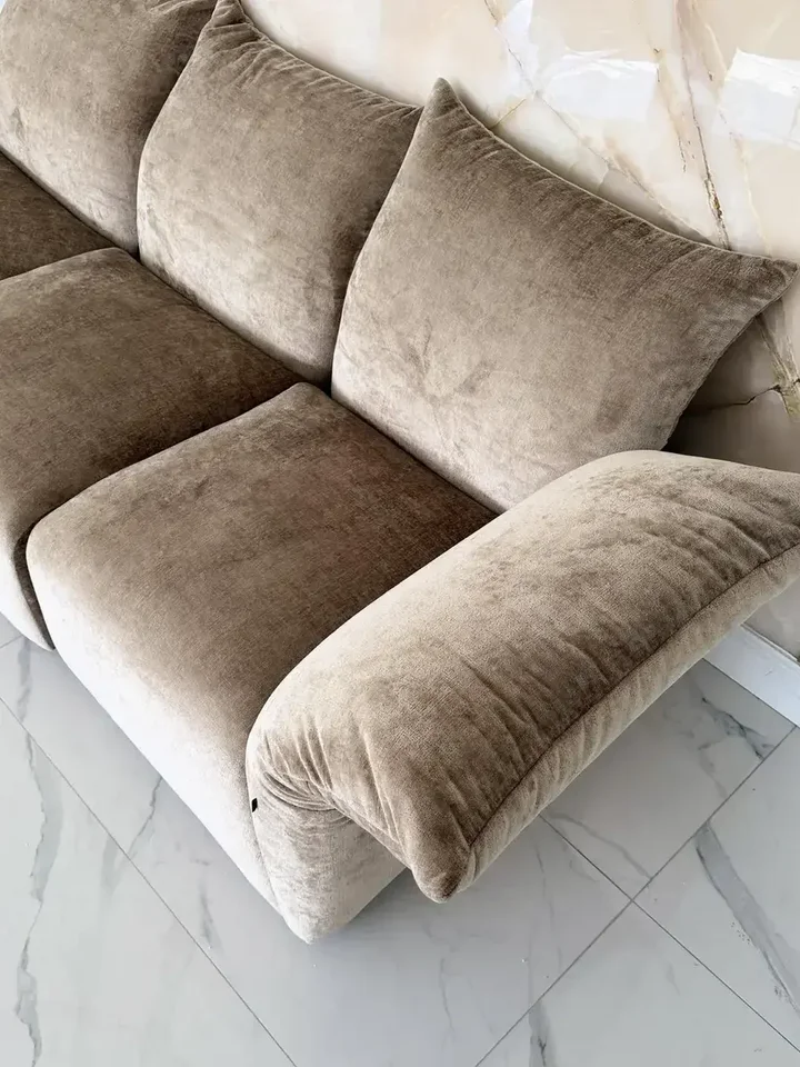 Aranżacja w stylu gorgeous z Designerską Sofą Modułową Lilia Nowoczesna. Meble na zamówienie od Primavera Home.