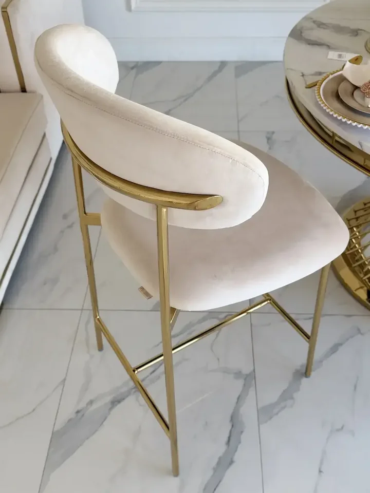 NOWOŚCI -- Hoker w stylu włoskim beżowy złoty nowoczesny desing JULIA w otoczeniu stylowych dodatków. Meble na zamówienie od Primavera Home.