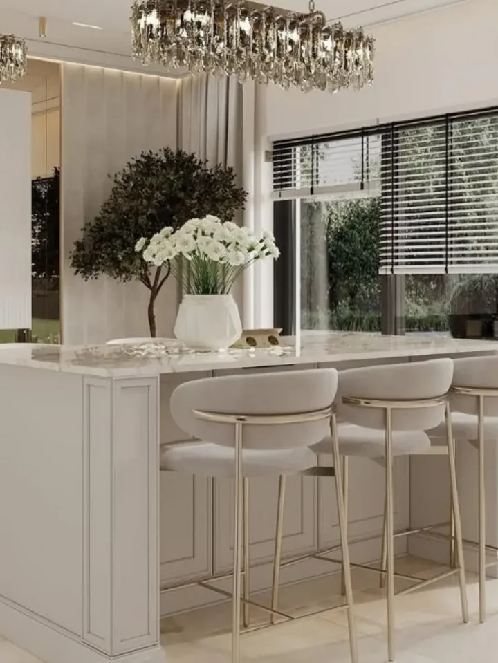 NOWOŚCI -- Hoker w stylu włoskim beżowy złoty nowoczesny desing JULIA na tle naturalnych materiałów. Ekspozycja w salonie od Primavera Home.