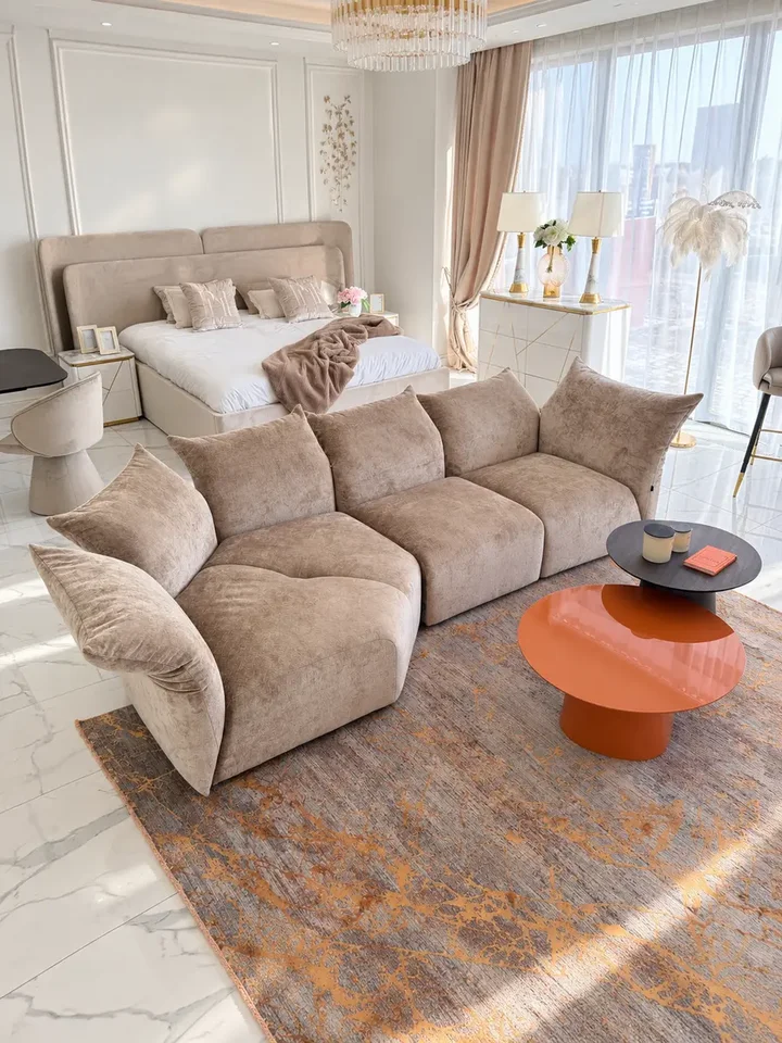 Sofa designerska Lilia z bliska, ukazująca detale siedziska oraz jego jakość, będąca częścią oferty Primavera Home.