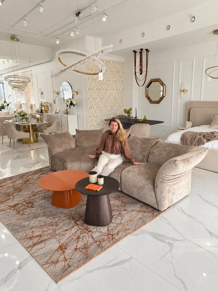 Aranzacja z sofą designerską Lilia, doskonale wpisująca się w stylowe wnętrze, dostępna w Primavera Home.