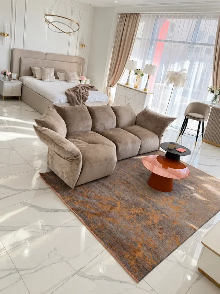 Estetyka wnętrza z sofą designerską Lilia, doskonale komponującą się z otoczeniem, prezentowana przez Primavera Home.