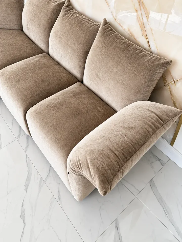 Sofa designerska Lilia w jasnym wnętrzu, podkreślająca świeżość i elegancję, meble na zamówienie od Primavera Home.