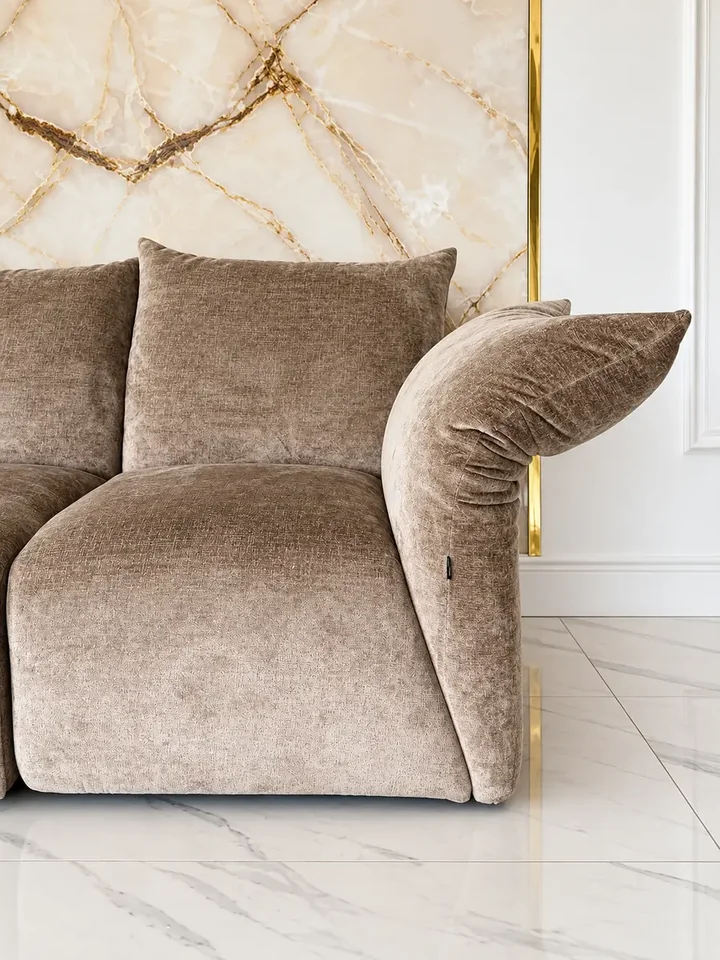 Zbliżenie na sofę designerską Lilia, ukazujące tkaninę oraz staranność wykonania, oferowane przez Primavera Home.