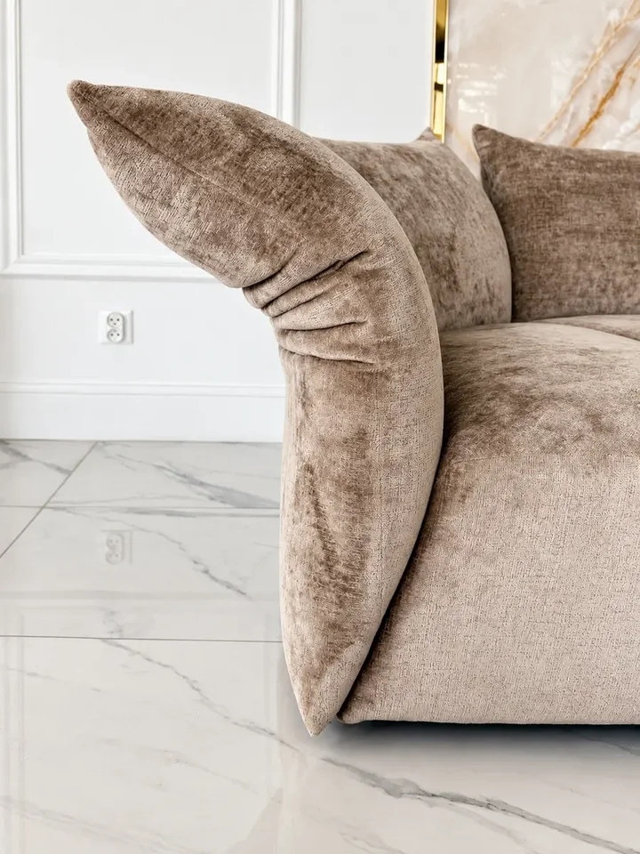 Caly zestaw z sofą designerską Lilia, w harmonijnym połączeniu z innymi meblami, dostępny w Primavera Home.