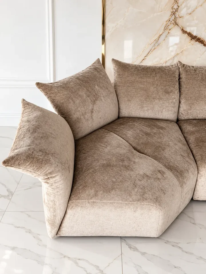 Sofa designerska Lilia - szczegółowy widok detali wykończenia, prezentująca jakość z Primavera Home.