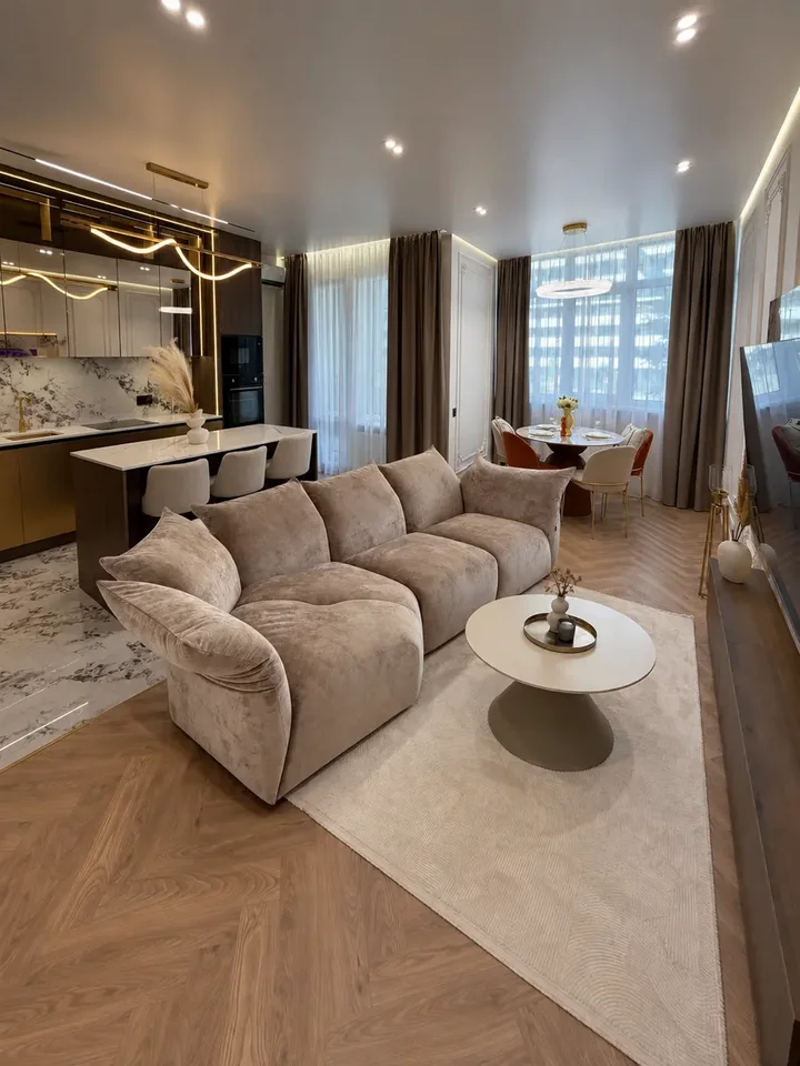Sofa designerska Lilia w wytwornym wnętrzu, podkreślająca elegancję, meble na zamówienie od Primavera Home.