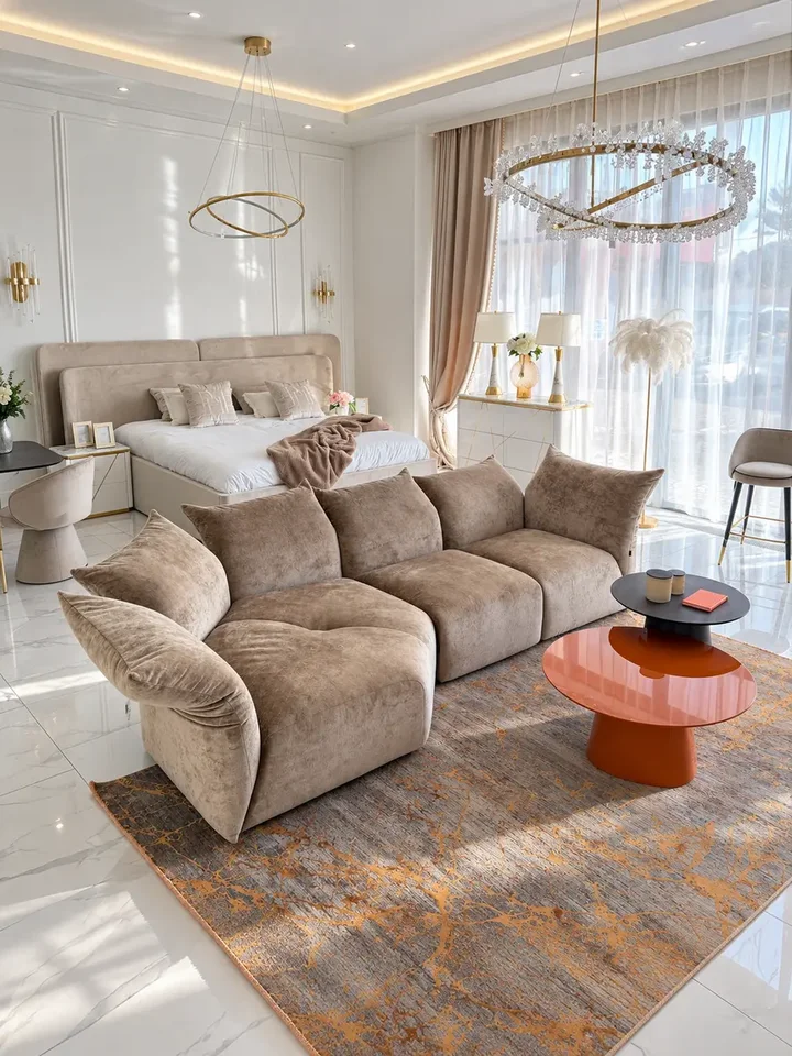 Widok sofy designerskiej Lilia z krzesłami, tworzący spójną aranżację, dostępnej w Primavera Home.