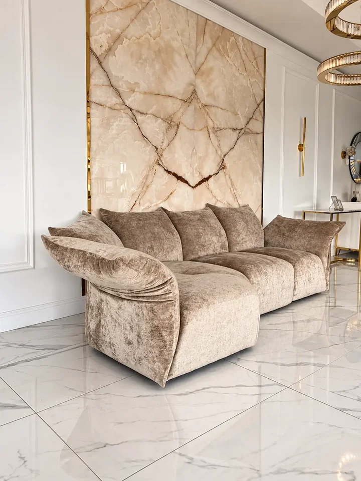 Perspektywiczne ujęcie sofy designerskiej Lilia, ukazujące jej nowoczesną formę z oferty Primavera Home.