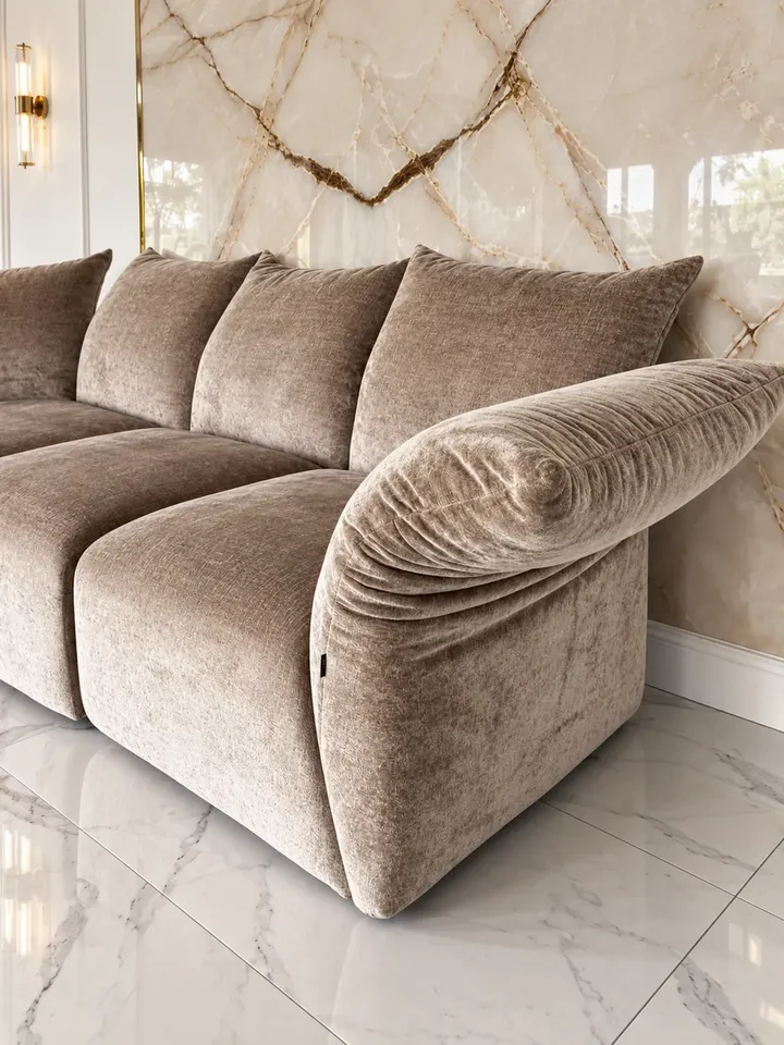 Sofa designerska Lilia z boku, prezentująca eleganckie linie i detale, meble na zamówienie od Primavera Home.