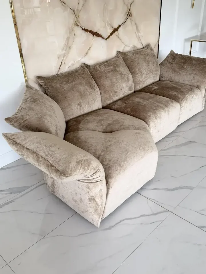 Designerska Sofa Modułowa Lilia Nowoczesna w nowoczesnym salonie. Ekspozycja w salonie od Primavera Home.