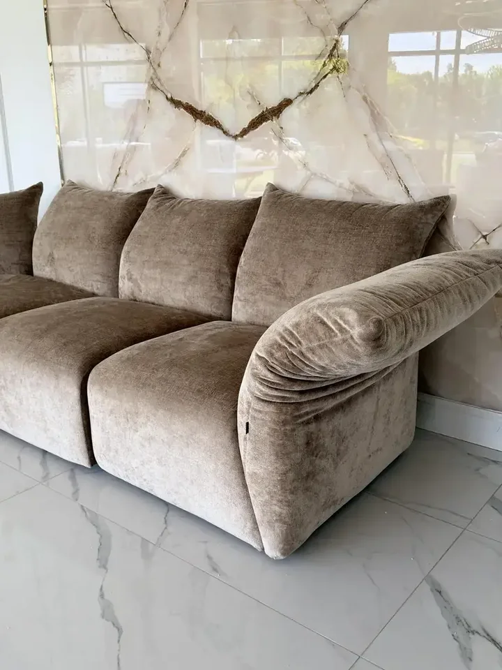 Wybór kolorów i materiałów przy Designerskiej Sofie Modułowej Lilia Nowoczesna. Aranżacja nowoczesnego wnętrza od Primavera Home.