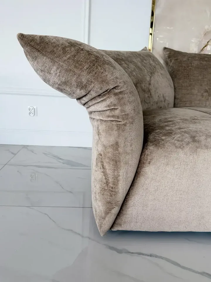 Stylowy kącik z Designerską Sofą Modułową Lilia Nowoczesna w wykończeniu. Ekspozycja w salonie od Primavera Home.
