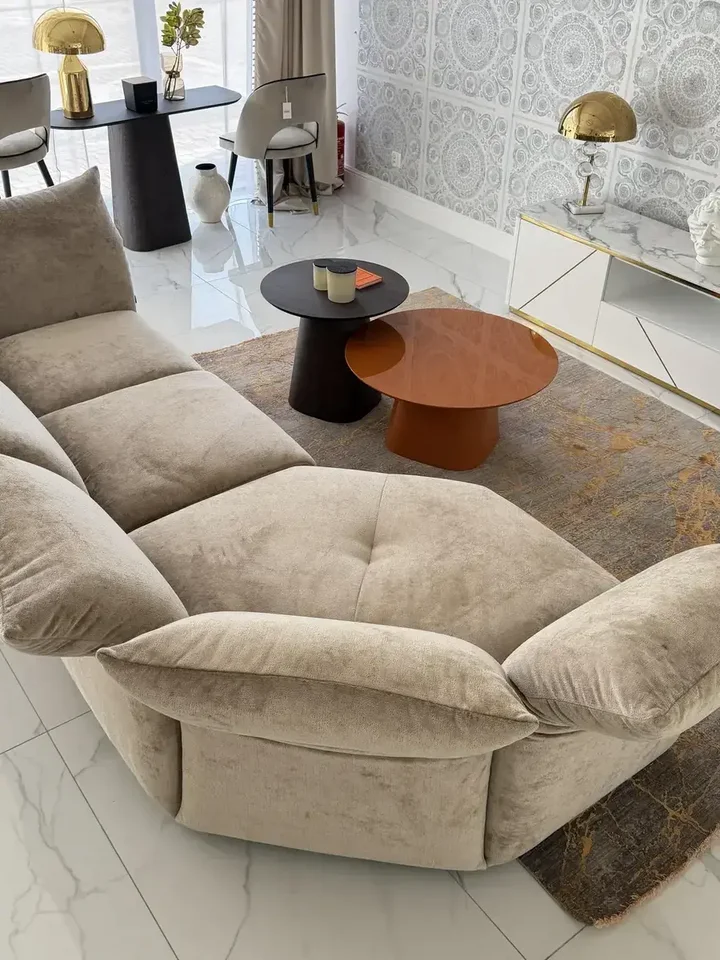 Rozszerzony układ Designerskiej Sofy Modułowej Lilia Nowoczesna. Aranżacja nowoczesnego wnętrza od Primavera Home.