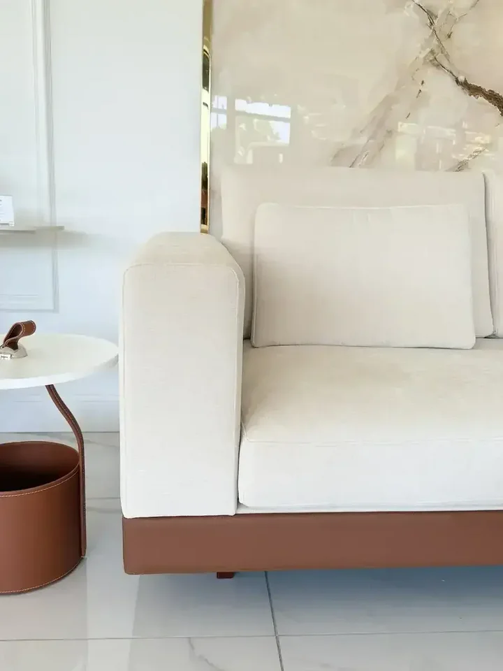 Zainscenizowane wnętrze z sofą narożną z półką, które zaprasza do relaksu od Primavera Home.