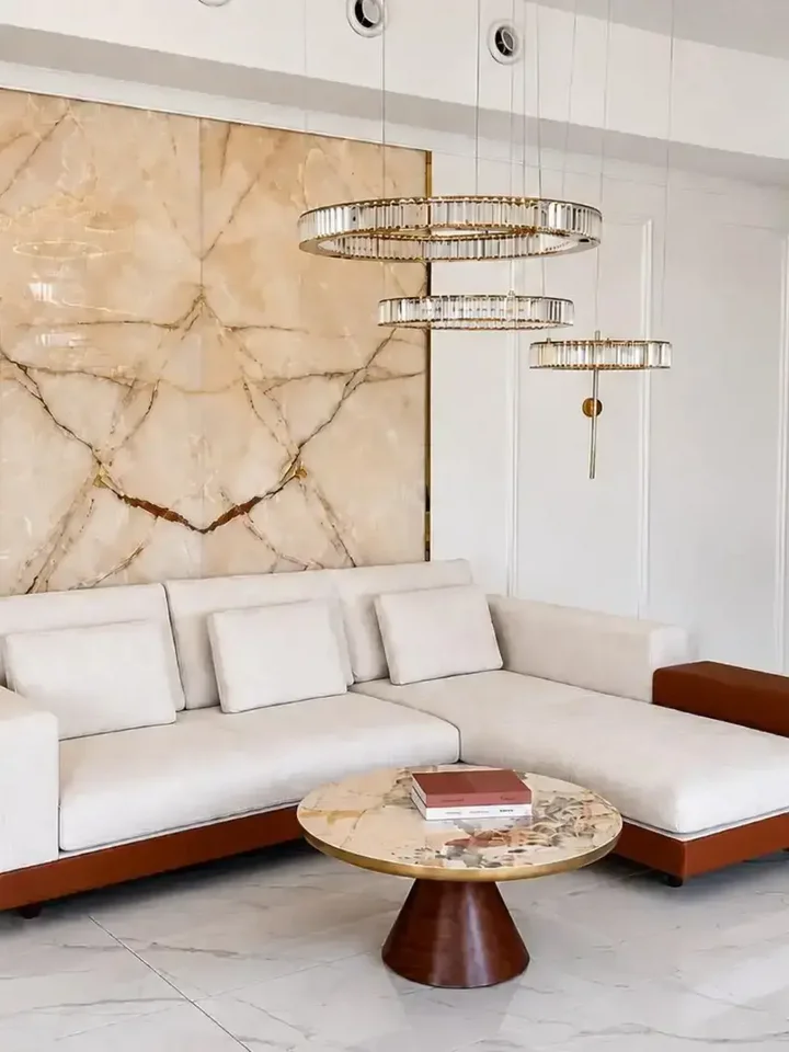 Sofa narożna z półką w nowoczesnej galerii wnętrz, ukazująca swój wyjątkowy design od Primavera Home.