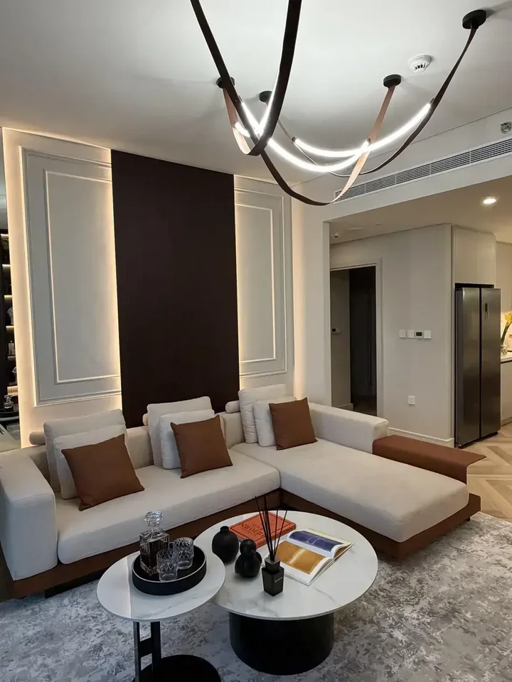 Sofa narożna z półką prezentująca się w ofercie mebli od Primavera Home.