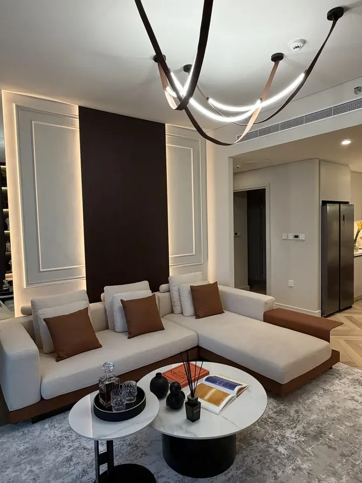 Sofa narożna z półką z ekspozycją w salonie, podkreślająca styl i nowoczesność aranżacji wnętrza od Primavera Home.