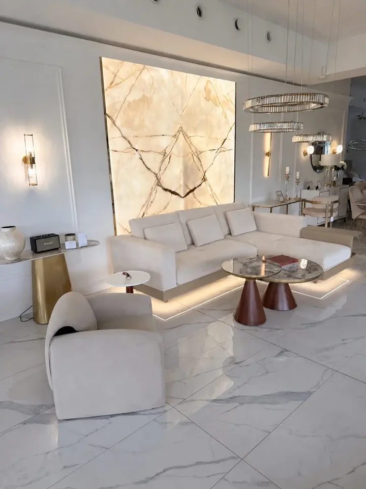 Sofa narożna z półką umiejscowiona w rogu salonu, tworząca przyjemną atmosferę od Primavera Home.