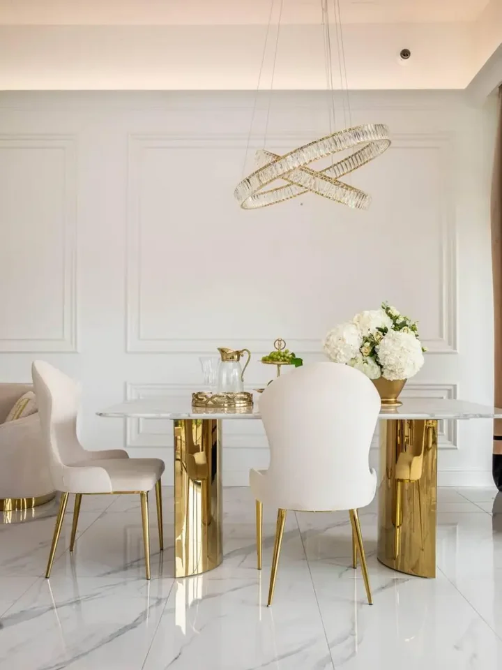 Zbliżenie na biały marmurowy blat stołu glamour MILANO, którego piękno przyciąga wzrok. Ekspozycja w salonie Primavera Home.