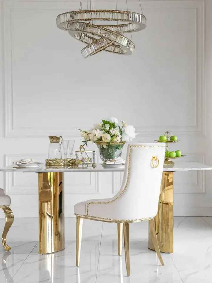 Widok za stołem glamour MILANO, ukazujący jego mamigającą elegancję w jadalni. Meble na zamówienie od Primavera Home.