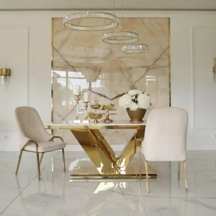 Moderna elegancka perspektywa stołu z białym blatem od Primavera Home.