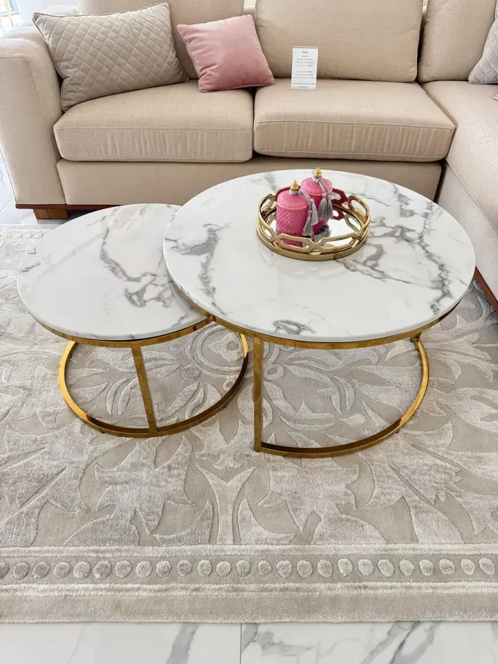 Stolik kawowy okrągły glamour, złoty, biały marmur MARCO GOLD widziany z góry. Ekspozycja w salonie z akcentem na elegancję od Primavera Home.