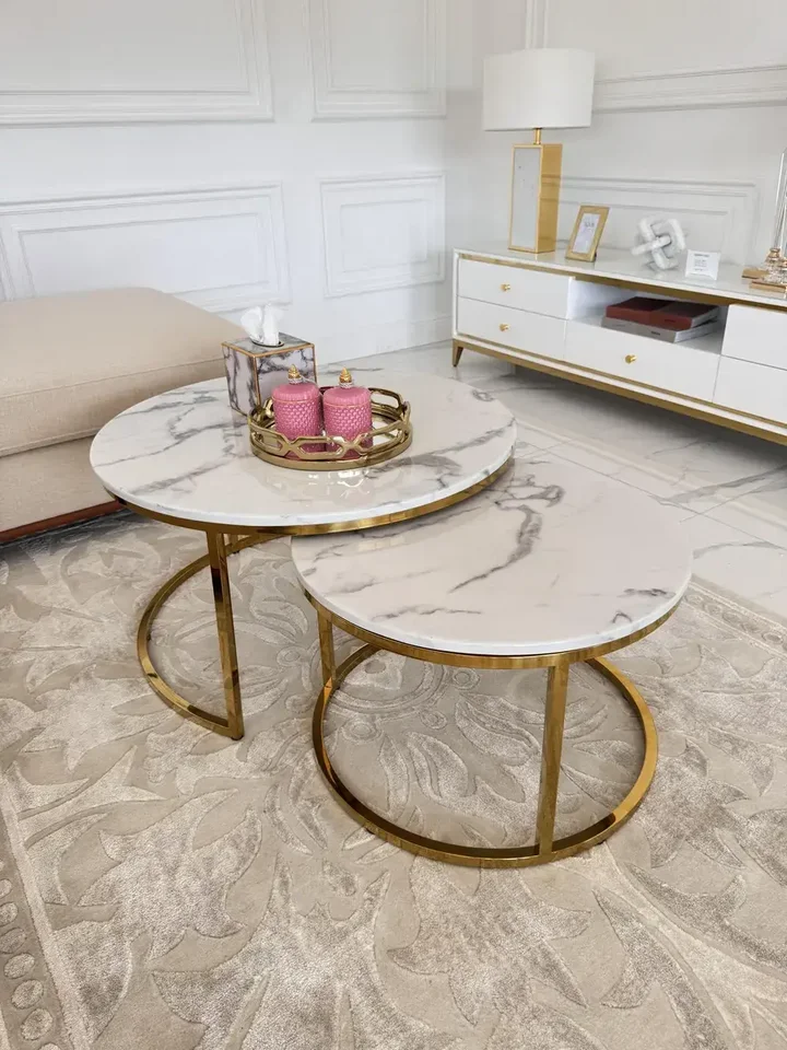 Stolik kawowy okrągły glamour, złoty, biały marmur MARCO GOLD uchwycony z boku. Ekspozycja w salonie z minimalistycznym akcentem od Primavera Home.