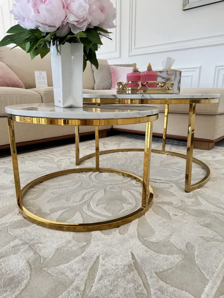 Stolik kawowy okrągły glamour, złoty, biały marmur MARCO GOLD w stylowym pomieszczeniu. Ekspozycja w salonie z naciskiem na elegancję od Primavera Home.