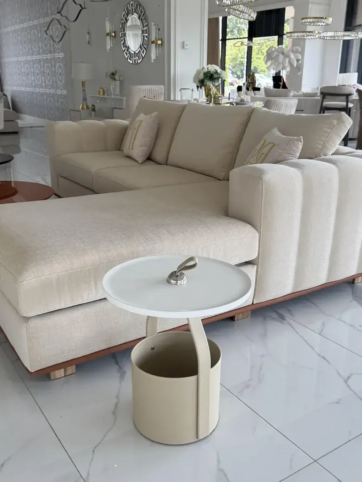 Model z blatem, który stanowi esencję nowoczesnego stylu w przestrzeni od Primavera Home.