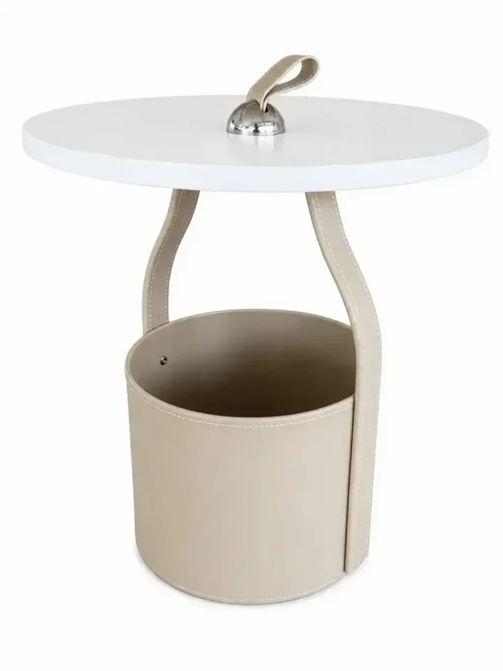 Stolik kawowy w salonie z przemyślaną aranżacją, podkreślając jego design od Primavera Home.