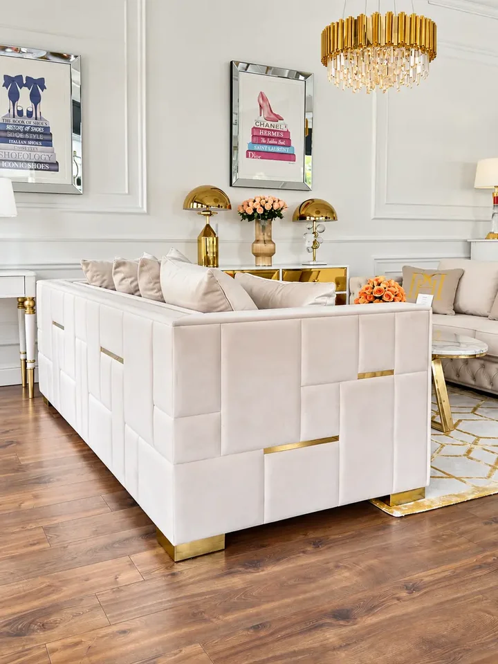 Złota Sofa Rozkładana Palace – Nowoczesna i Ekskluzywna w aranżacji nowoczesnego wnętrza. Meble na zamówienie od Primavera Home.