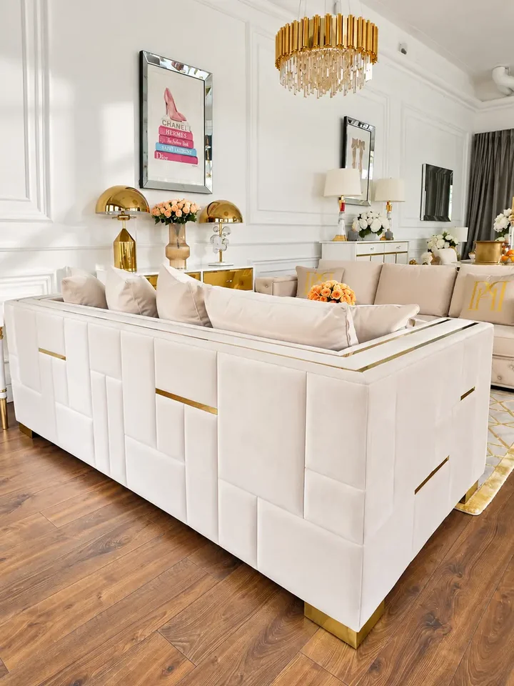 Złota Sofa Rozkładana Palace – Nowoczesna i Ekskluzywna w jasnym wnętrzu, tworząc harmonijną atmosferę. Ekspozycja w salonie od Primavera Home.