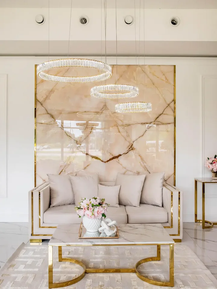 Złota Sofa Rozkładana Palace – Nowoczesna i Ekskluzywna prezentowana w showroomie. Detal wykończenia od Primavera Home.