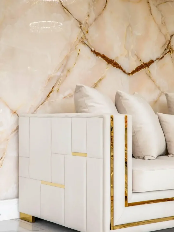 Złota Sofa Rozkładana Palace – Nowoczesna i Ekskluzywna widok od tyłu, podkreślający jej nowoczesny design. Ekspozycja w salonie od Primavera Home.