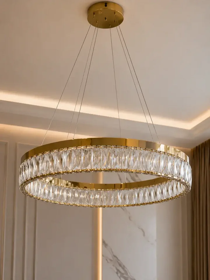 Perspektywa Żyrandola Kryształowego Bellini w stylowym wnętrzu, podkreślająca jego elegancję. Ekspozycja w salonie od Primavera Home.