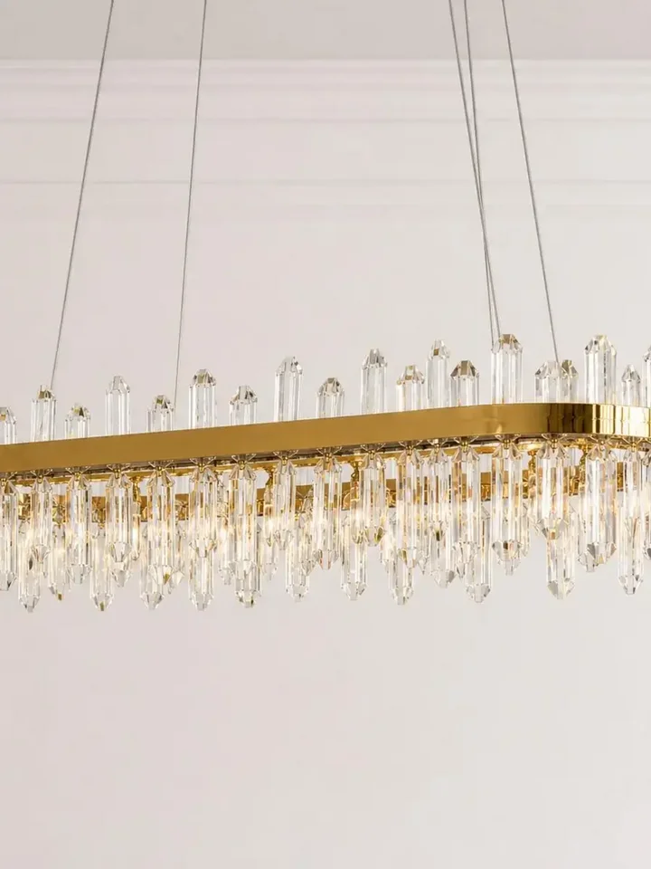 Żyrandol BULGARI L 100cm Złoty w stylowym wnętrzu, podkreślający jego unikalny design. Aranżacja nowoczesnego wnętrza od Primavera Home.